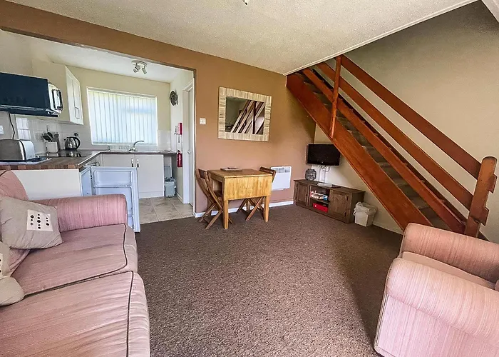 Lovely 4 Berth Chalet To Hire In Hemsby Nearby The Beach Ref 18177B