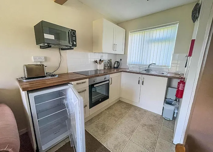 Lovely 4 Berth Chalet To Hire In Hemsby Nearby The Beach Ref 18177B