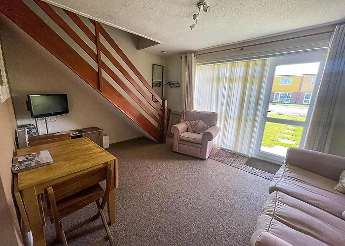Lovely 4 Berth Chalet To Hire In Hemsby Nearby The Beach Ref 18177B