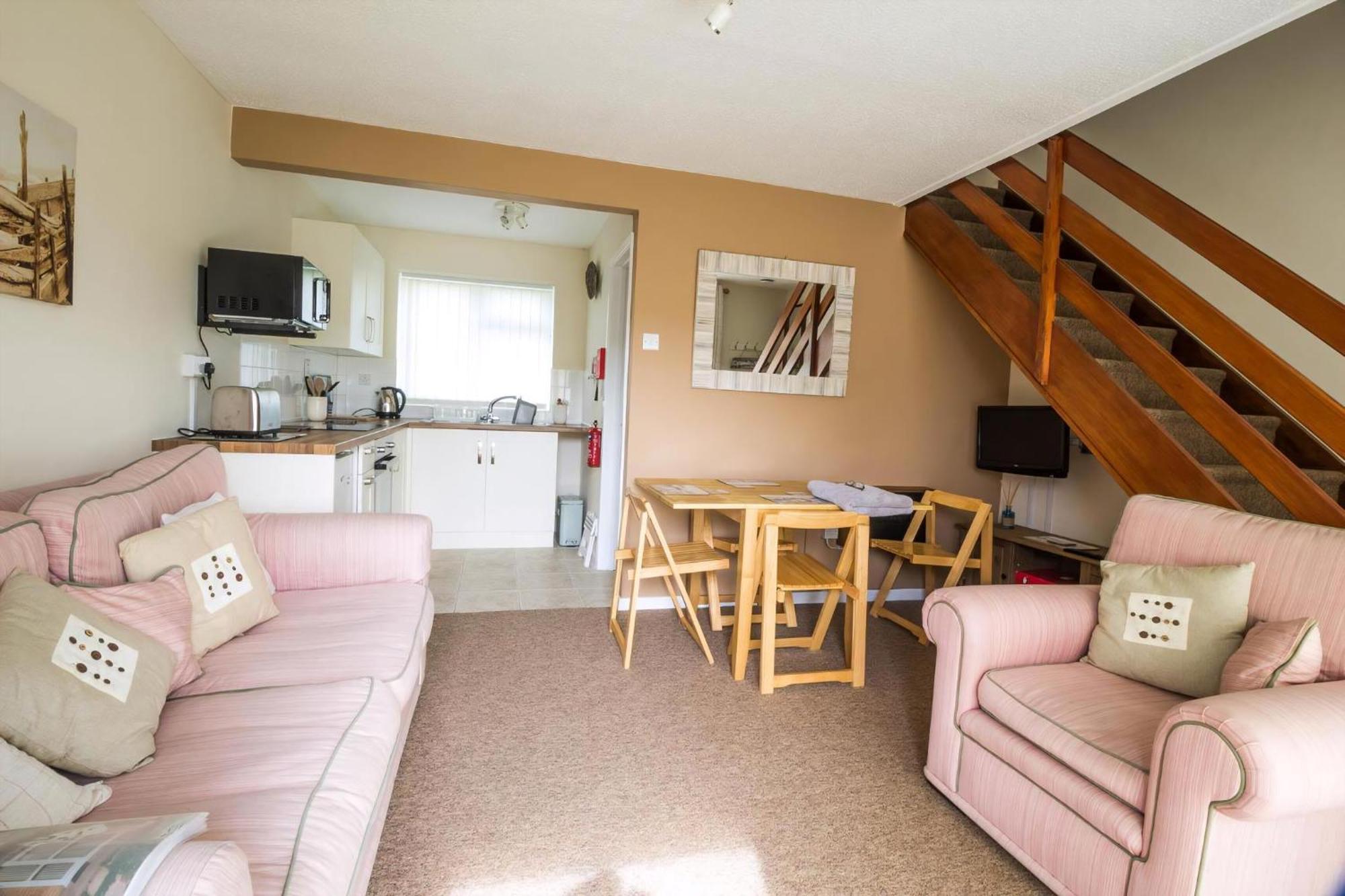 Lovely 4 Berth To Hire In Nearby The Ref 18177b Chalet Hemsby