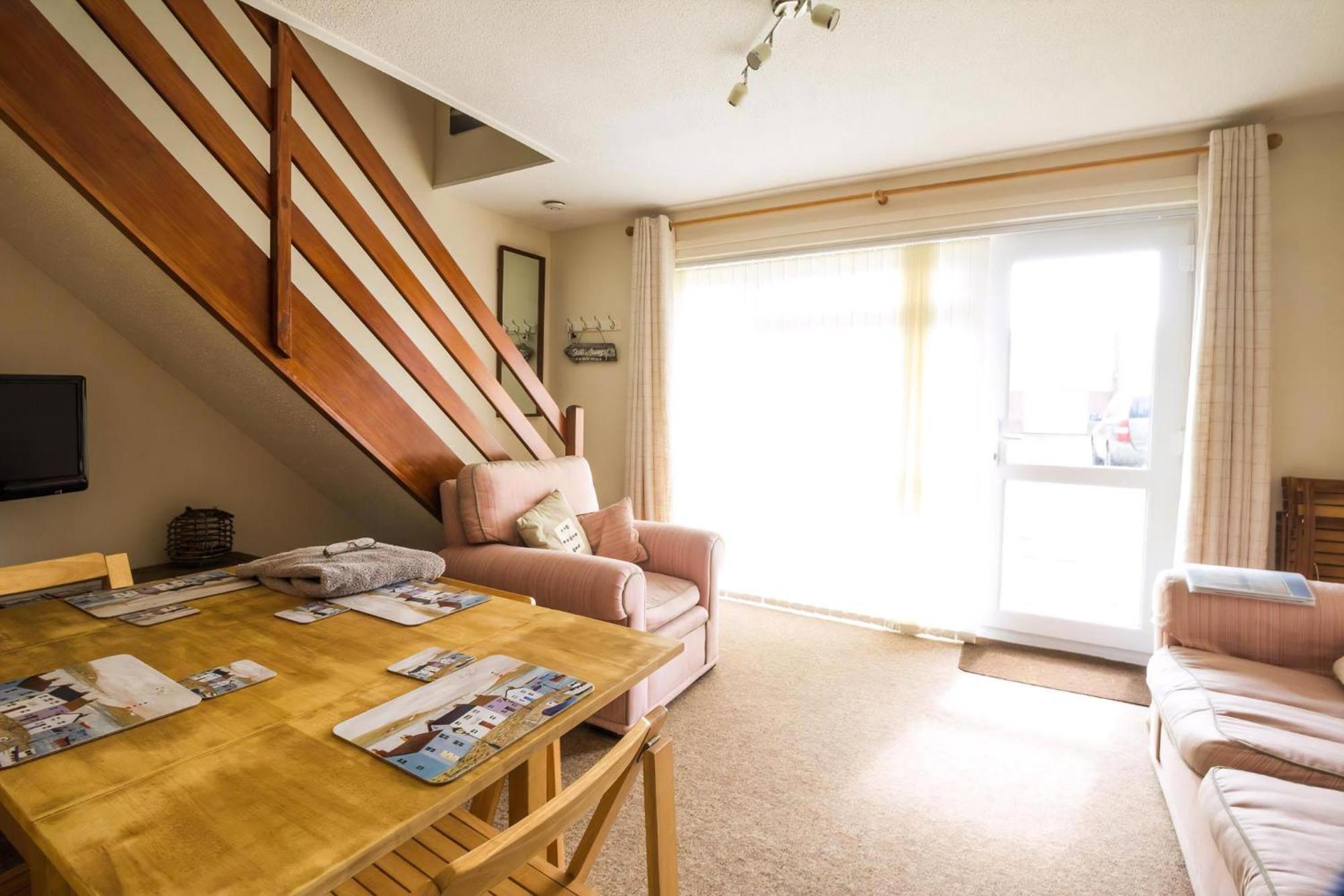 Chalet Lovely 4 Berth To Hire In Nearby The Ref 18177b *