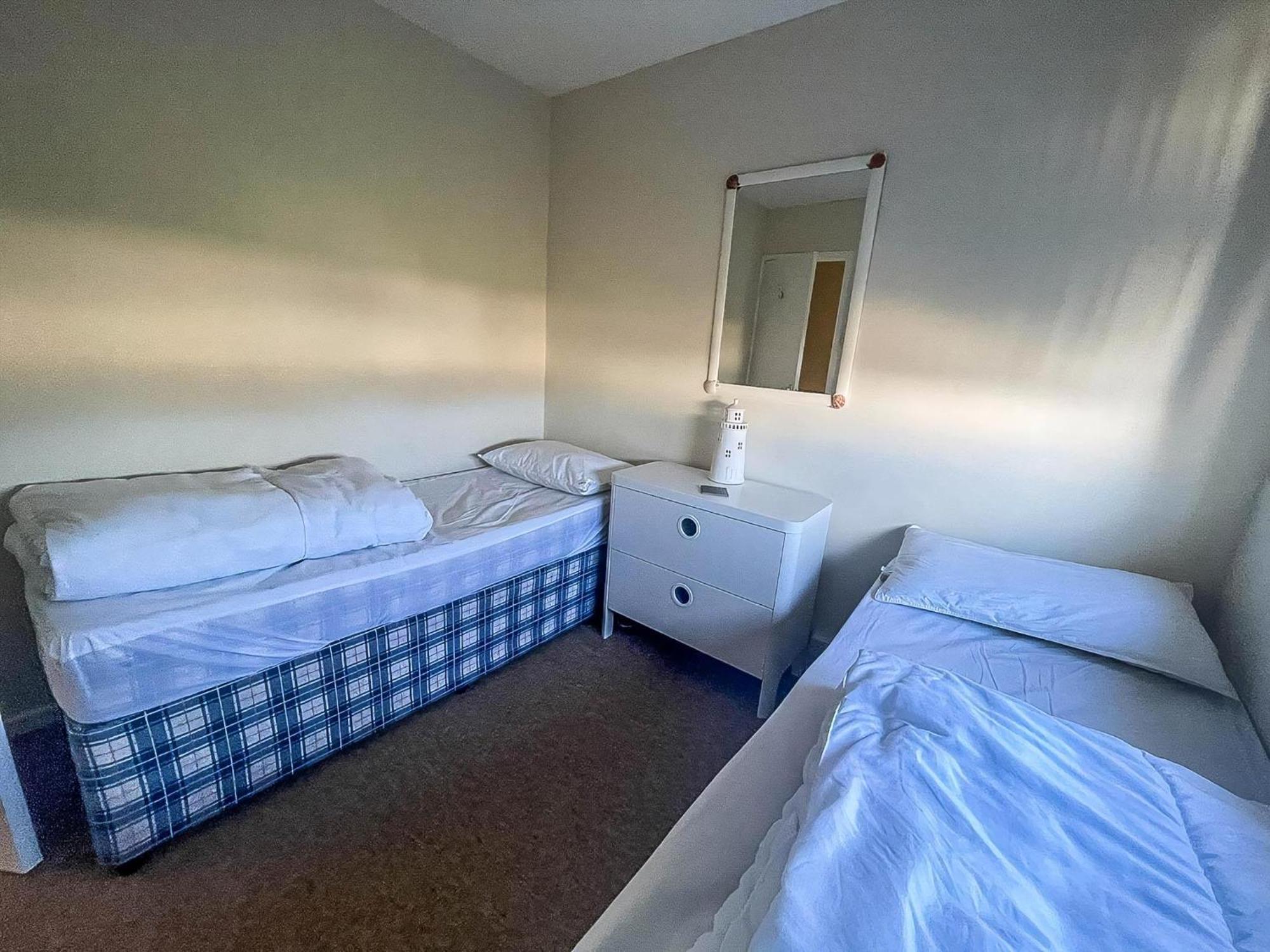 Chalet Lovely 4 Berth To Hire In Nearby The Ref 18177b *