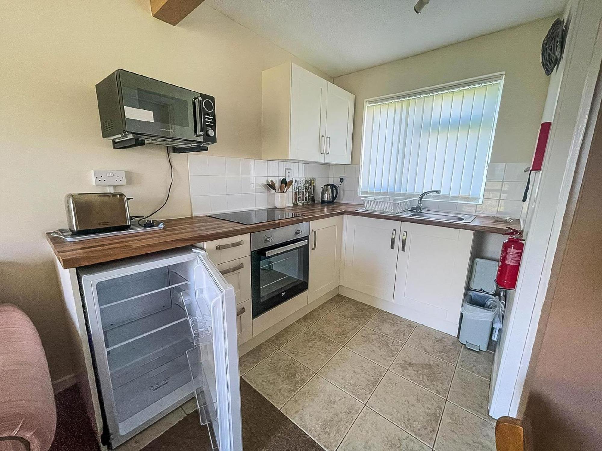 Lovely 4 Berth To Hire In Nearby The Ref 18177b Hemsby
