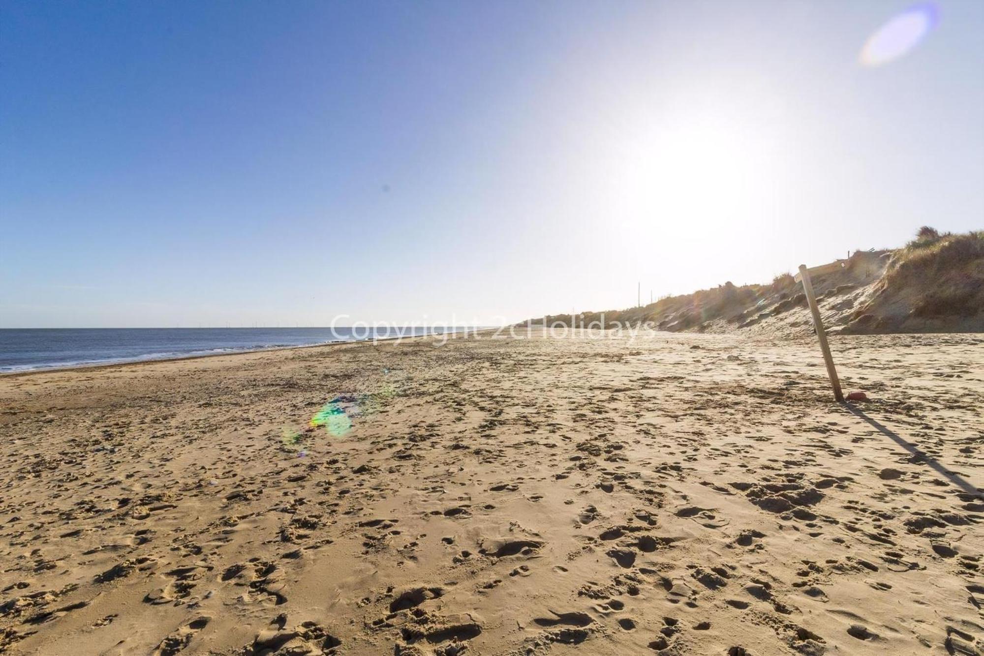 Chalet Lovely 4 Berth To Hire In Nearby The Ref 18177b *